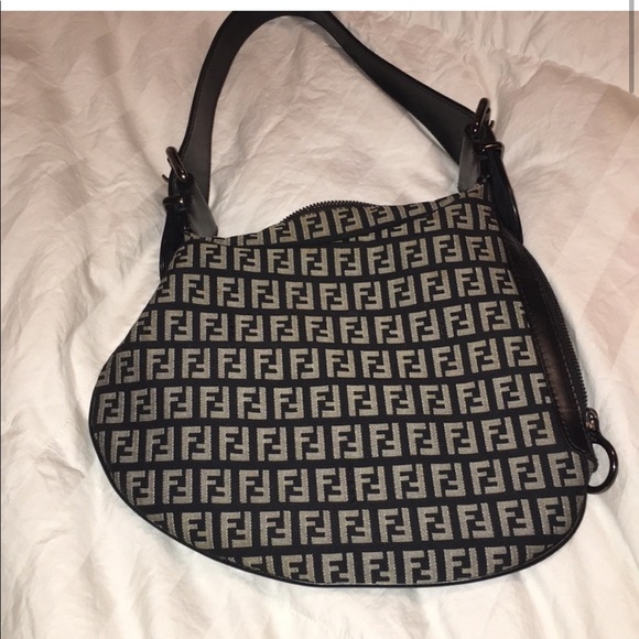Authentic Fendi canvas zucca oyster shoulder bag - Picture 3 of 10